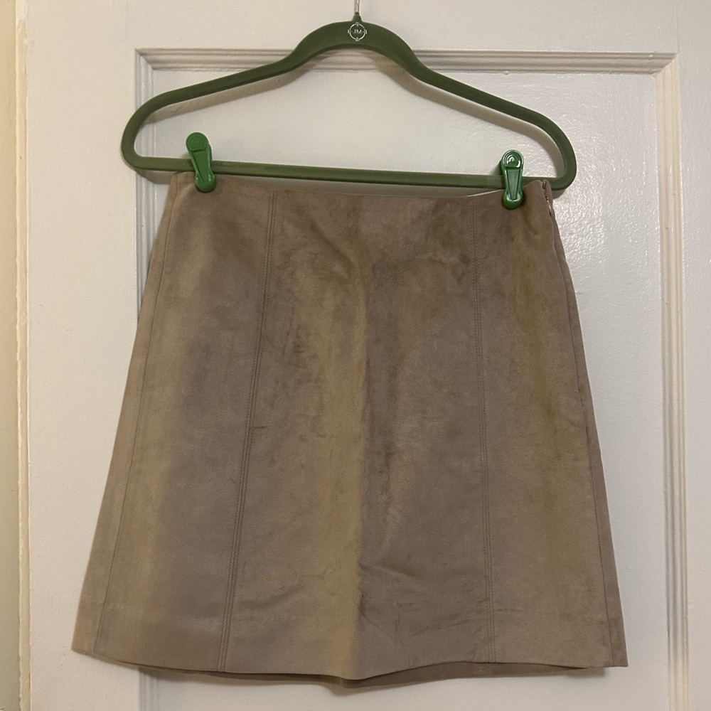 Brand new beige Babaton Aritzia skirt, size 10